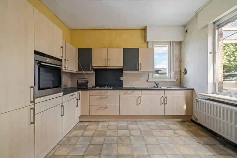 Huis te huur: Grote open bebouwing met stallingen te renoveren