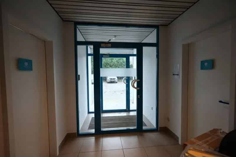 Bedrijfs Kantoorgebouw 275m2 Veel Parkeergelegenheid