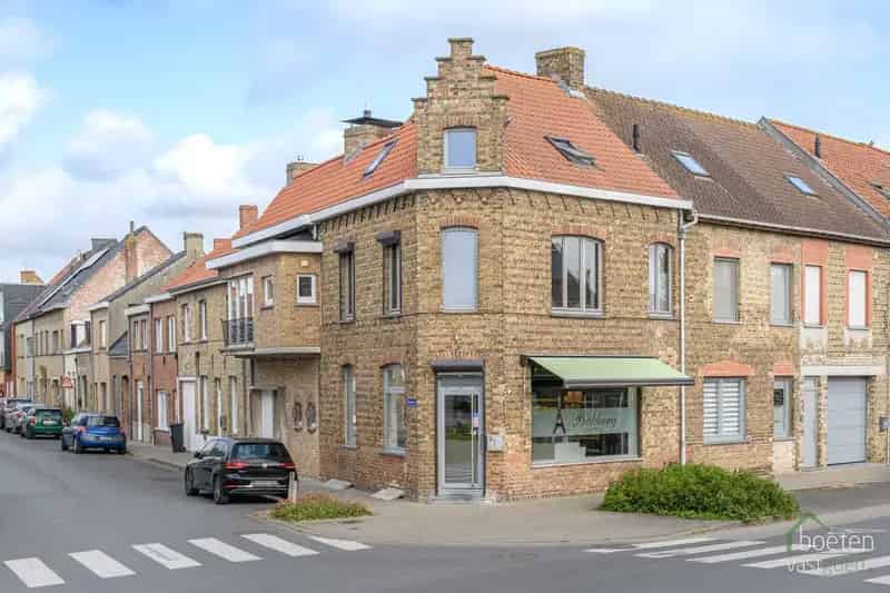 VEURNE: Gerenoveerde Hoekwoning met Handelsruimte