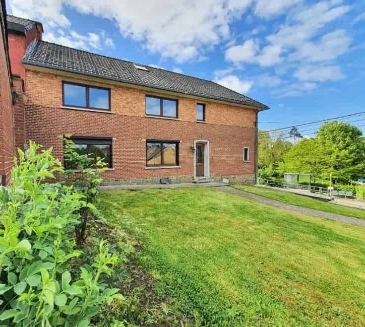 Ruime 3-gevel woning te Vedrin met garage en tuin