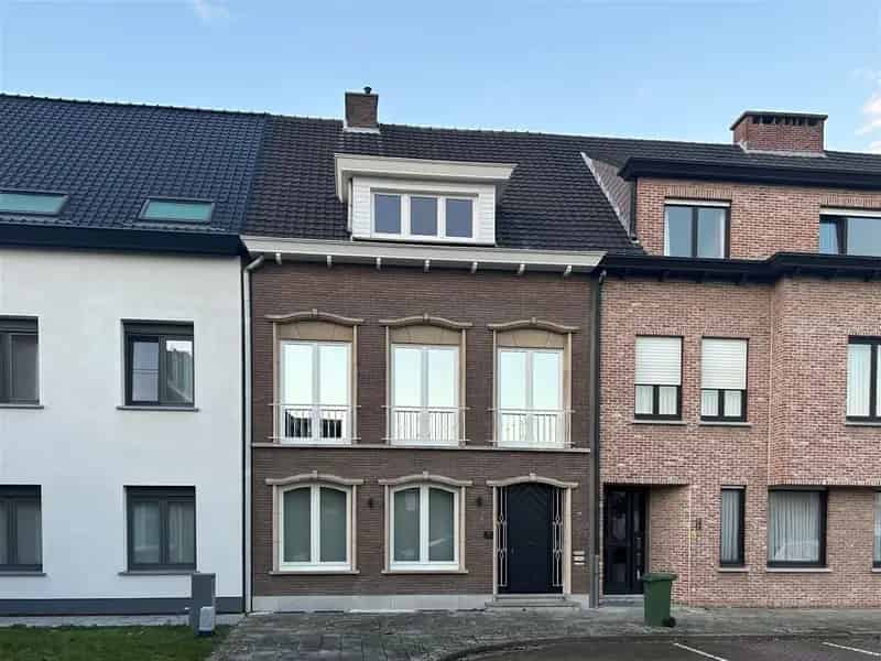 Gerenoveerde woning te huur Brasschaat 4 slaapkamers garage