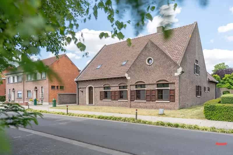 Huis te koop gerenoveerd met zolderverdieping en grote tuin