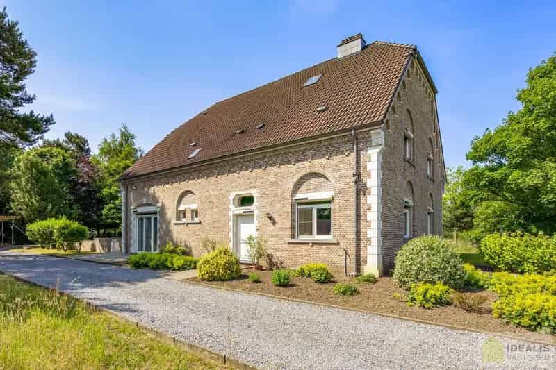 ZEER RUIM OPGEZETTE (360m²!) EN KNAP AFGEWERKTE EENGEZINSWONING OP RUSTIGE LOCATIE MET MAAR LIEFST 8!! SLAAPKAMERS