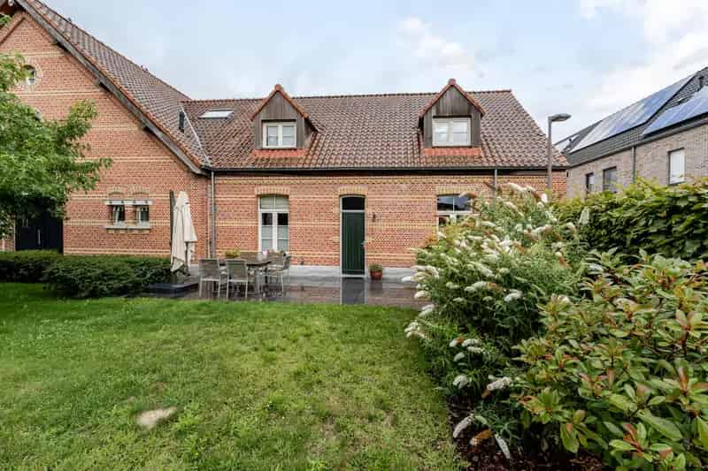 Huis te koop: aangepaste woning met traplift en tuin