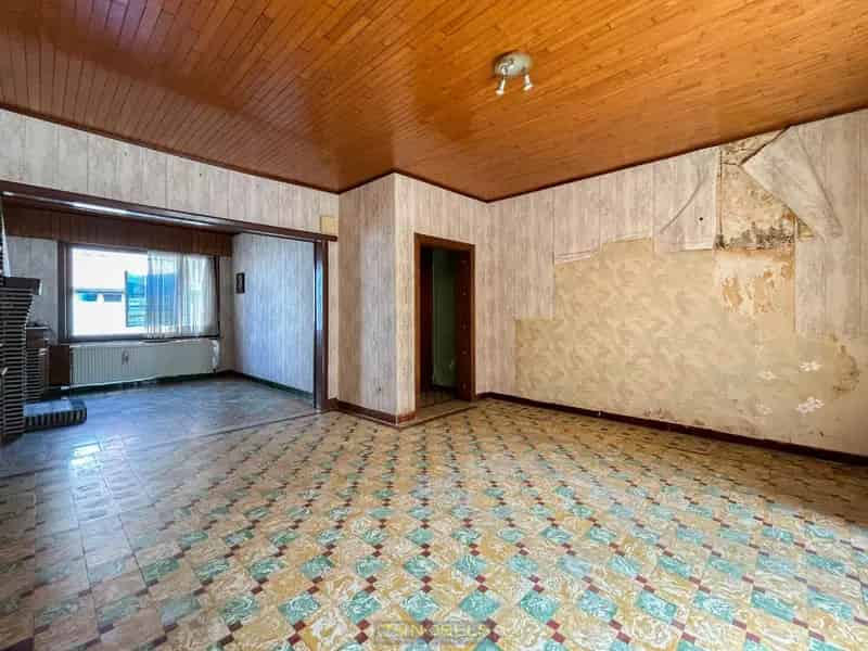 Te renoveren woning met koer nabij Brakel