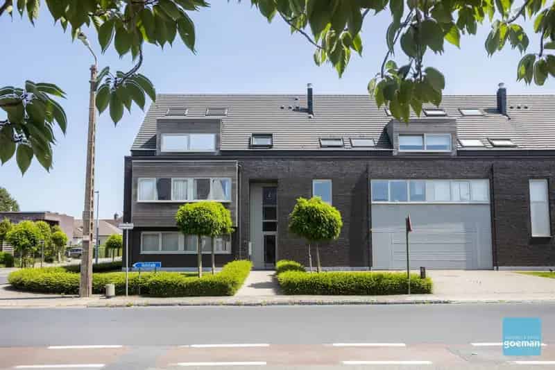 Gelijkvloers Appartement met Tuin en Garage