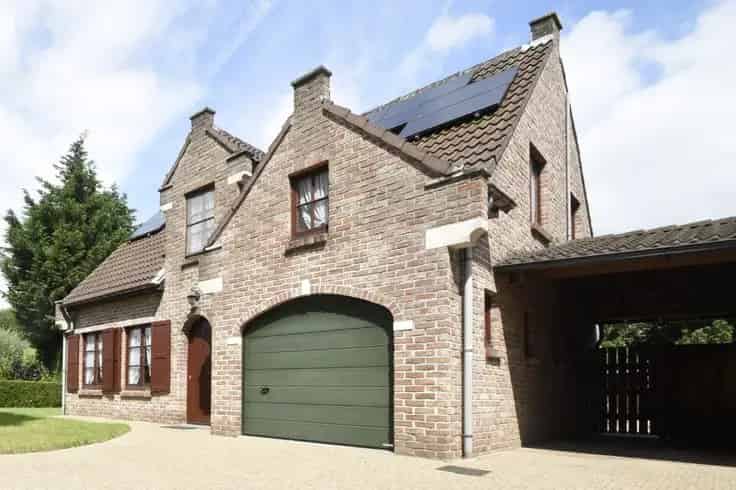 Huis Te Koop Zwijndrecht: Ruime woning met tuin garage en carport