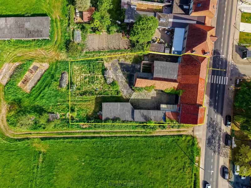 Te renoveren hoeve met hangaar te Parike