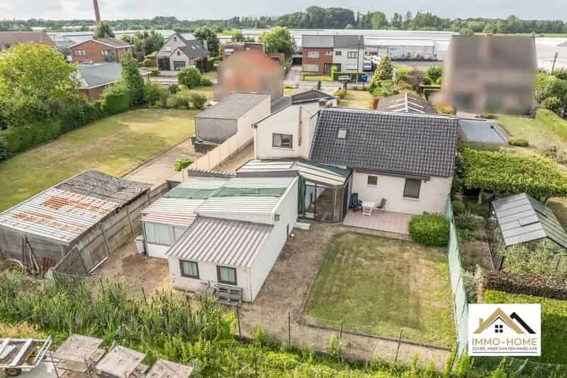 Huis te Koop Beervelde: Op te frissen woning met lange oprit