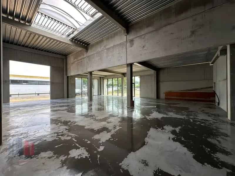 Nieuwbouw Bedrijfsgebouw met Appartement te Koop Mouscron