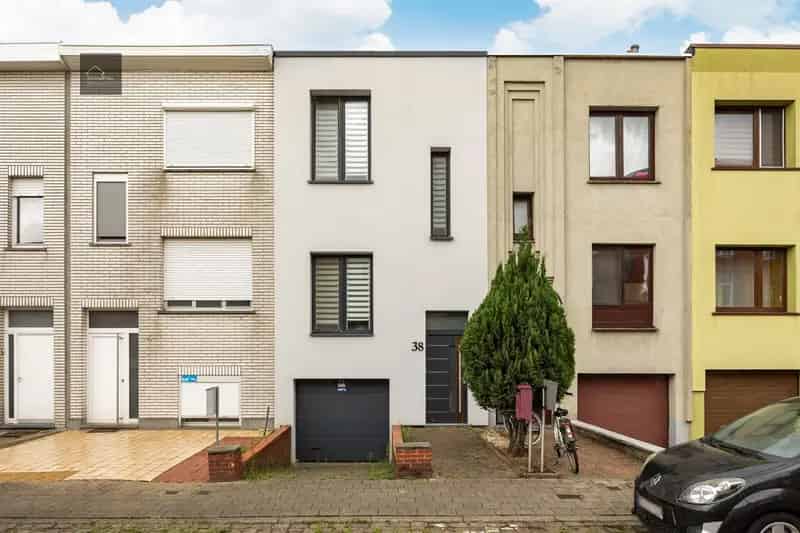 Huis te koop Deurne: Instapklare woning met garage en stadstuin