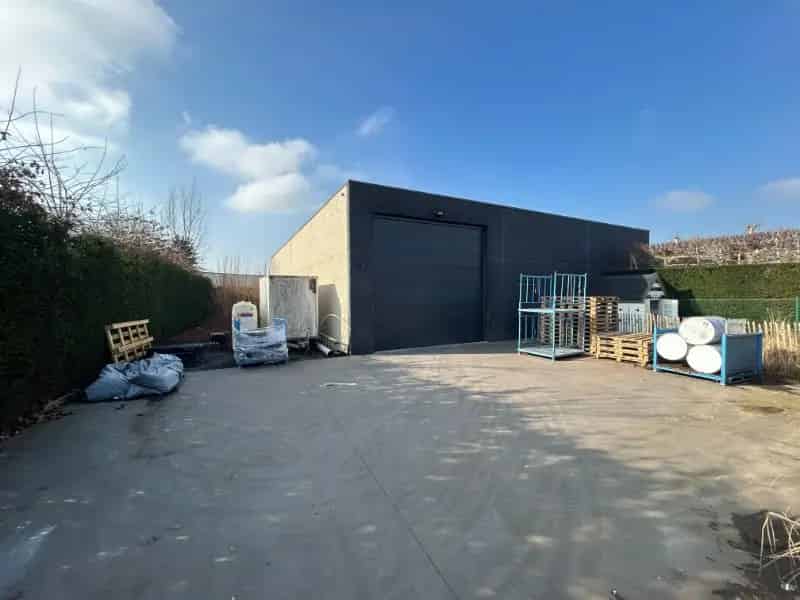 Recente woning met tuin en magazijn van 420 m²