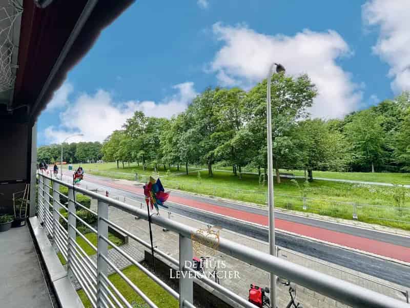 Ruim appartement te huur in Berchem met terras en garage