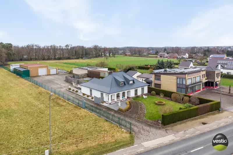 Ruime Villa met Werkplaatsen te Koop