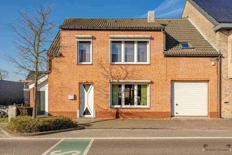 Huis te koop Hoevenen: Ruime woning met bijgebouw en zwembad