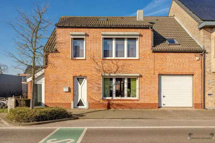 Huis te koop Hoevenen: Ruime woning met bijgebouw en zwembad