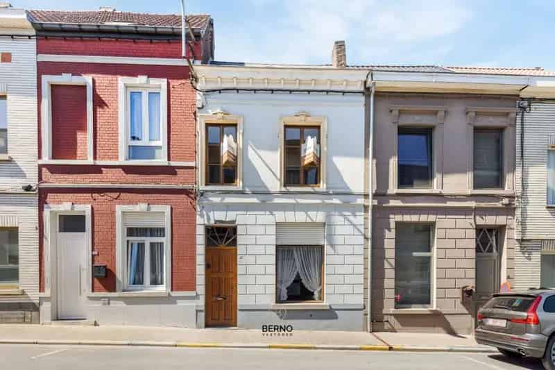 Te renoveren, ruime rijwoning met tuin en garageboxen