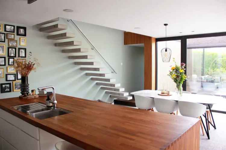 Huis te huur: Energiezuinige woning met zwembad en luxe afwerking