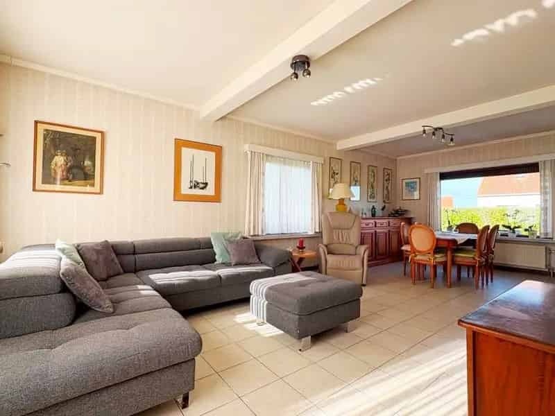 Verzorgde vrijstaande woning met zonnige tuin.