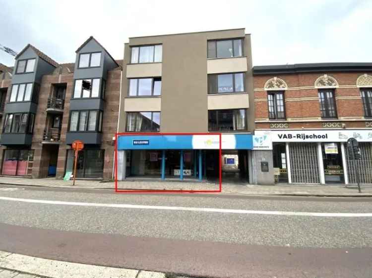 Winkel/kantoorruimte (+-75m²) met achtergelegen magazijn (160m²) en gemeenschappelijke parking centrum Geel