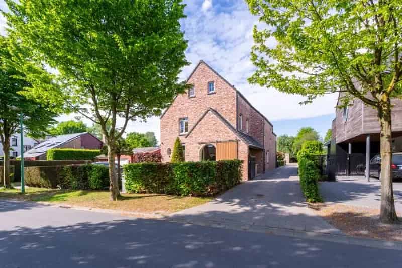 Luxueus afgewerkte villa met een zee van ruimte + bijgebouw , toplocatie!
