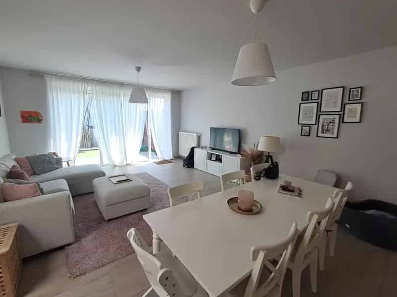 Ruim gelijkvloers appartement met tuin en carport te koop