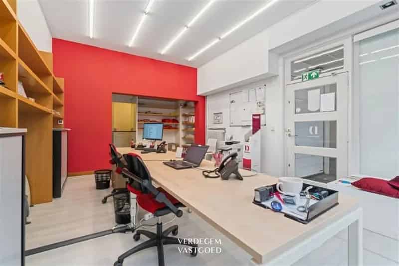 Opbrengsteigendom Lokeren: Commercieel pand met appartementen