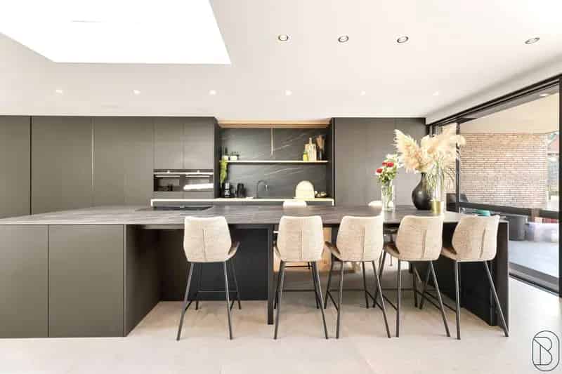 Huis te koop: Recent afgewerkte woning met tuin en bureauruimte