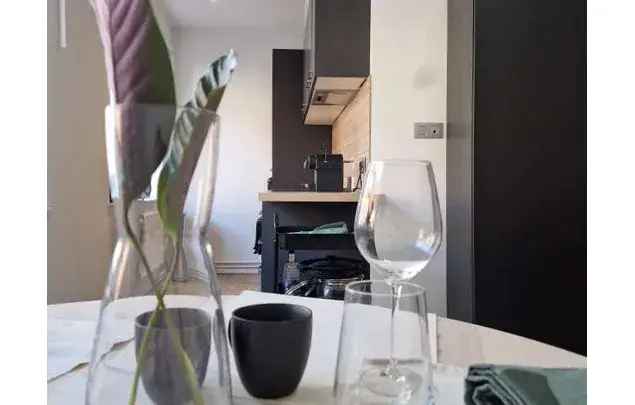 Huur 1 slaapkamer appartement van 83 m² in Schaerbeek - Schaarbeek