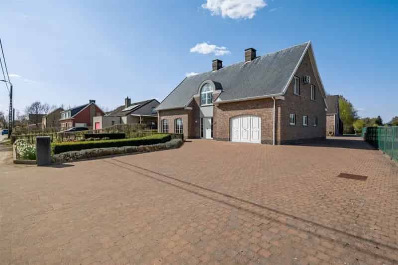 Huis te koop Putte: Ruime gezinswoning met bijgebouw