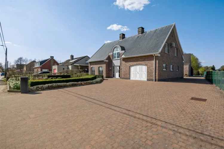 Huis te koop Putte: Ruime gezinswoning met bijgebouw
