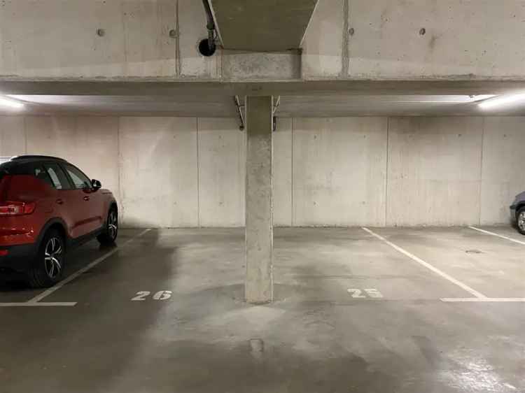 Te huur binnen parkeerplaats in Antwerpen met uitgebreide voorzieningen