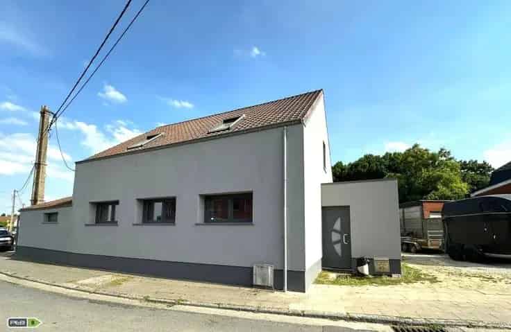 Geringeerde Villa Te Koop Nabij Centrum Ath