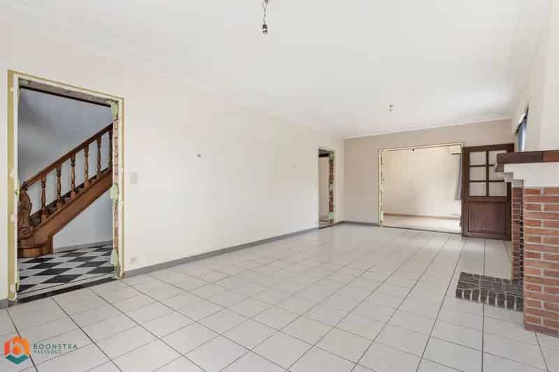Woning met 3 slaapkamers 2 garages en 2 bijgebouwen