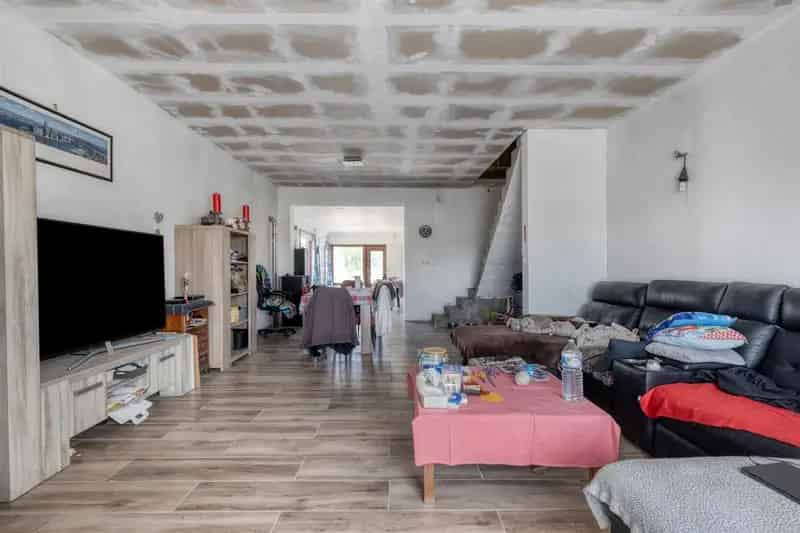 Te renoveren woning met grote tuin