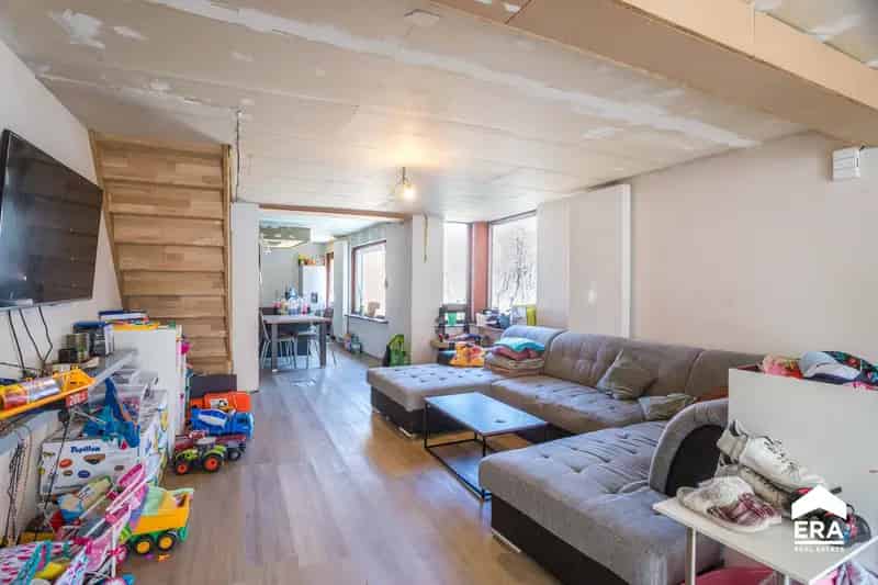 Huis te koop Stavele: Ruime woning met garage en grote loods