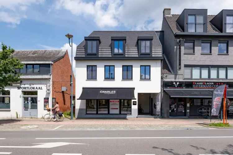 Verhuur commerciële winkel met appartement te Turnhout - Veel mogelijkheden