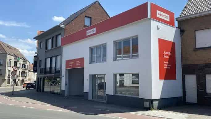 Magazijn met bureel en showroom te koop Roeselare