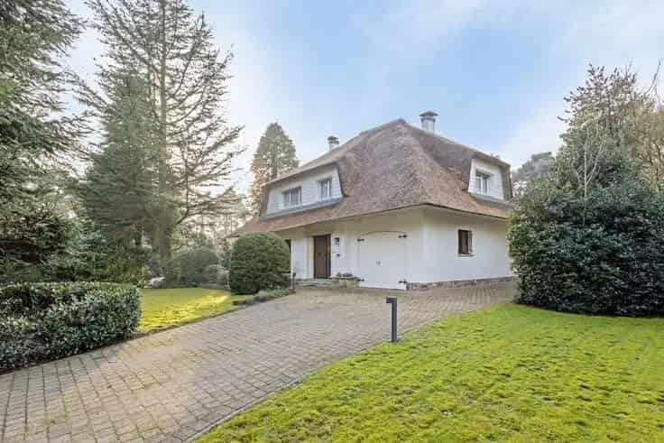 Villa Te Koop: Romantisch Landhuis met Nieuw Rietendak