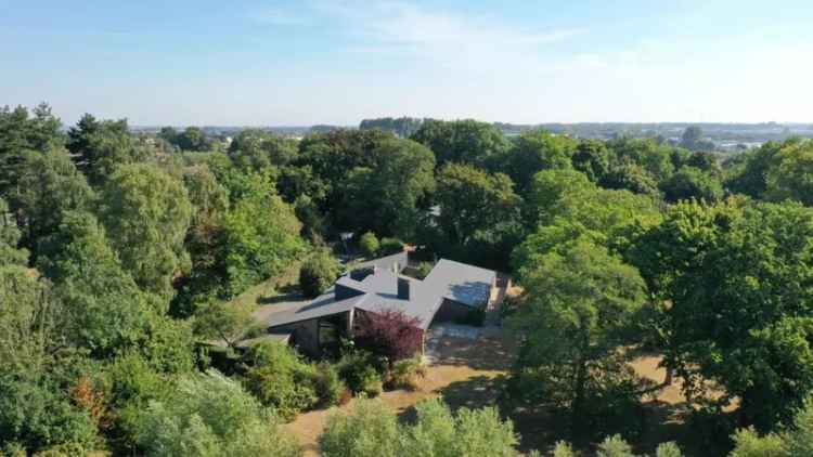 Uniek gelegen vier-slaapkamer  architecturale villa op "Gitsberg"