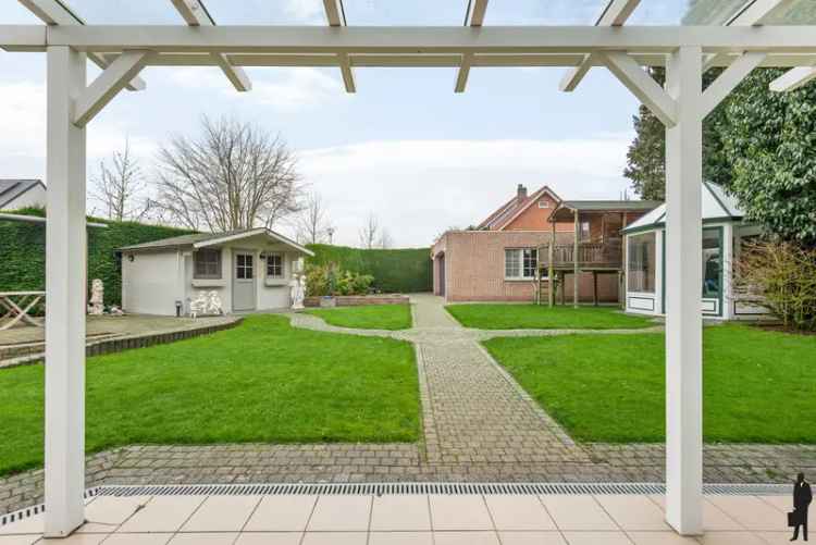 Te koop huis met 3 slaapkamers, garage en prachtige tuin