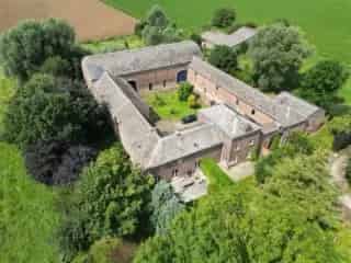 Boerderij te koop: 4 woningen, grote schuren, 3 hectare grond