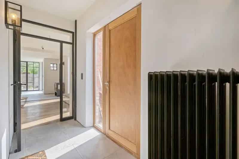 Deels gerenoveerde woning met 3 slaapkamers te Heist op den Berg
