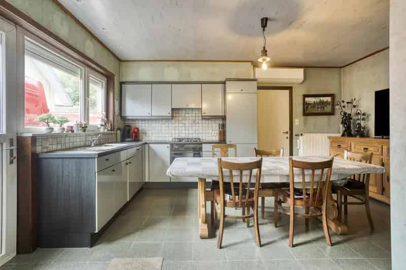 Halfopen Huis te Koop Kortrijk met Atelier en Ruime Garage