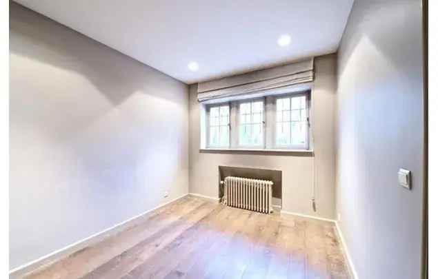 Huur 7 Slaapkamer Appartement 890m² Brussel