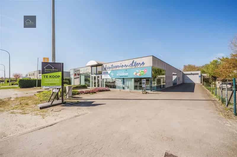 Bedrijfsgebouw met Toonzaal Magazijn Kantoren en Woonst
