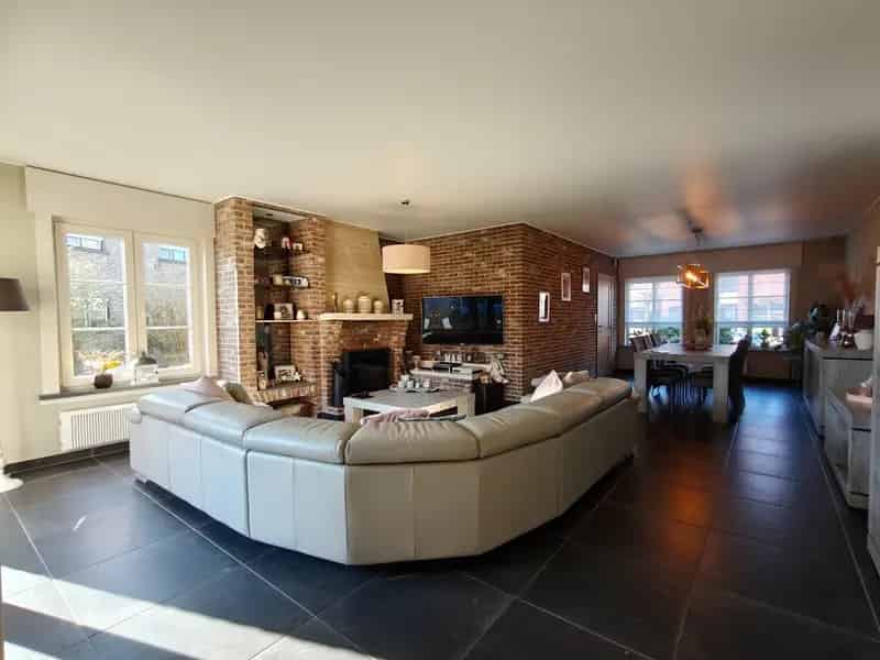 Ruime Halfopen Bebouwing met Tuin en Garage