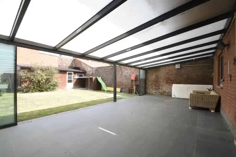 Ruim gelijkvloersappartement met tuin en garage te koop