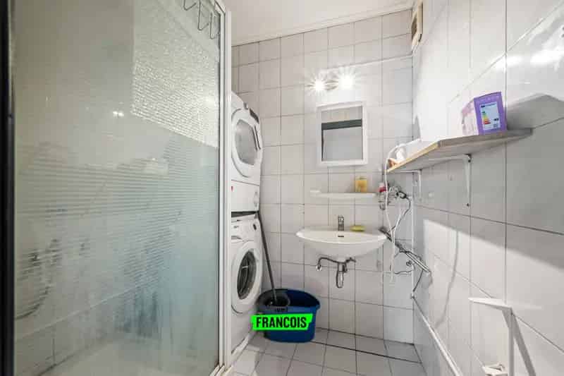 Op te frissen hoekappartement met garage te Oostende