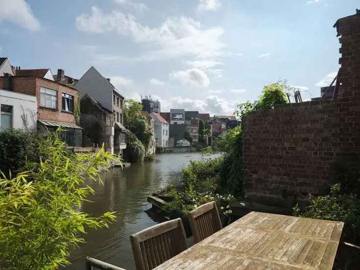 Te koop herenhuis met 6 slaapkamers en uitzicht op het water